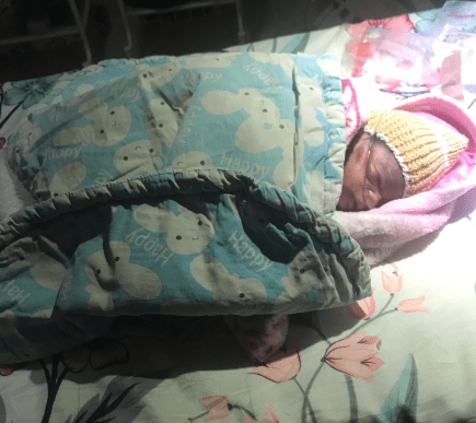 Nigerian doctor recounts how police officers rescued a baby girl dumped inside a dustbin (Photos, Videos)