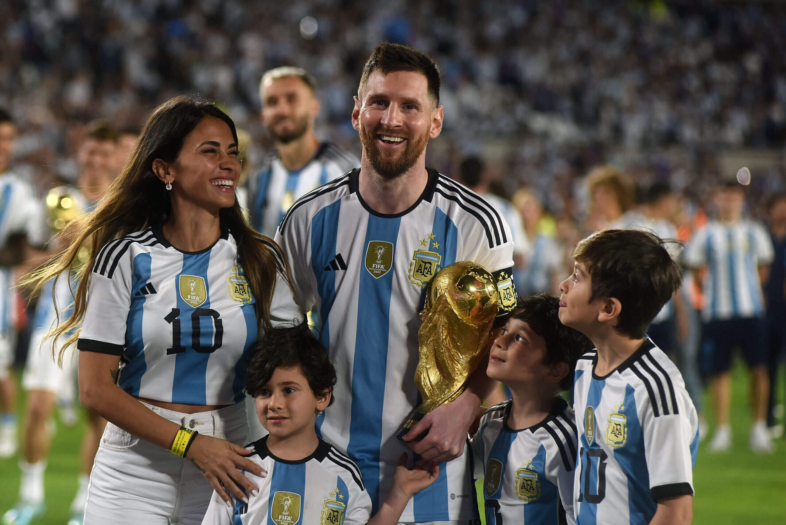 Lionel Messi with his wife, Antonela Roccuzzo, and their three children (Photo: Getty Images)