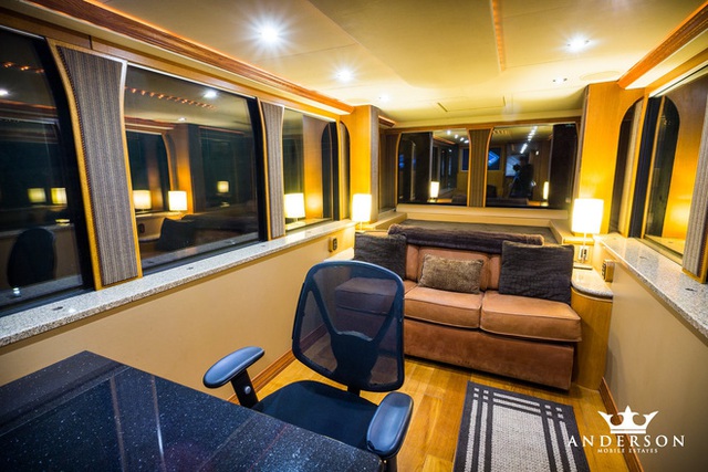 Will Smith's 'super huge' 2.5 million USD Mobihome: Two-story villa, spa-like bathroom, theater-like cinema room - Photo 14.