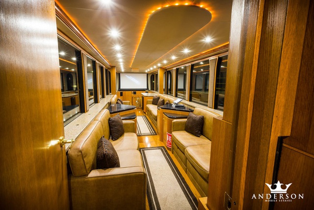 Will Smith's $2.5 million 'super big super giant' Mobihome: Two-storey villa, comfortable bathroom like a spa, movie room like a theater - Photo 4.