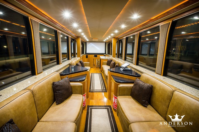 Will Smith's $2.5 million 'super big super giant' Mobihome: Two-storey villa, comfortable bathroom like a spa, movie room like a theater - Photo 5.