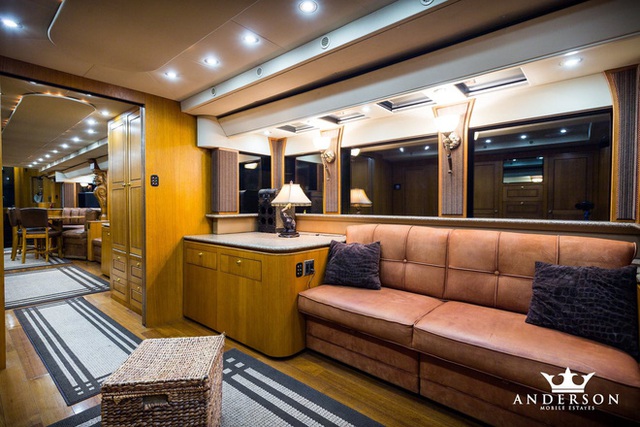 Will Smith's $2.5 million 'super big super giant' Mobihome: Two-storey villa, comfortable bathroom like a spa, movie room like a theater - Photo 9.